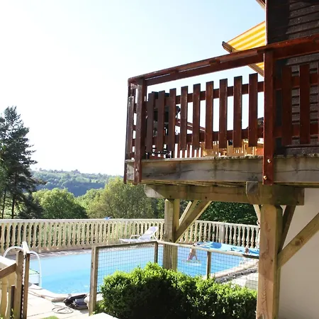 Poolside Bliss Near بيت للعطل Beaulieu (Cantal)