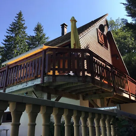 Poolside Bliss Near بيت للعطل Beaulieu (Cantal)